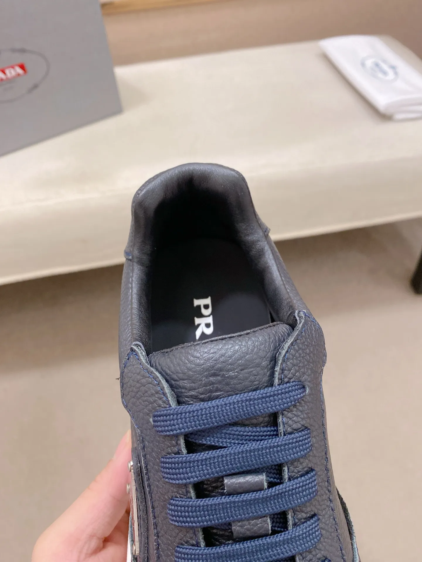 Factory price 560💰(High version) New Prada (Prada) high-top counters are on the market at the same time, new men's shoes, 😘fabrics are selected from waterproof technical cloth. First layer cowhide lining. 👍🏿Original molded anti-slip rubber outsole, with exquisite lines, simple and elegant, comfortable and high-end for leisure travel. Number of yards: 38 to 44. (Can be customized for 45.46.)
